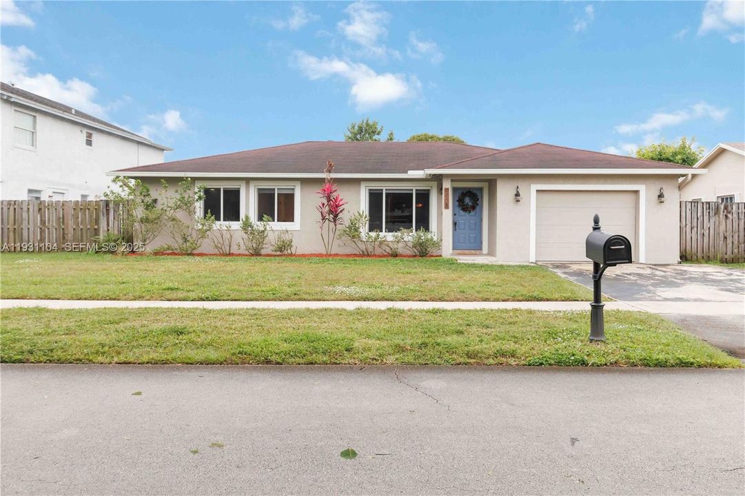 For Sale: $549,900 (3 beds, 2 baths, 1567 Square Feet)