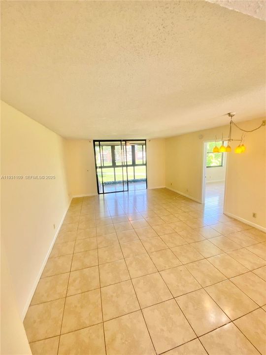 出租: $1,900 (2 贝兹, 2 浴室, 1000 平方英尺)