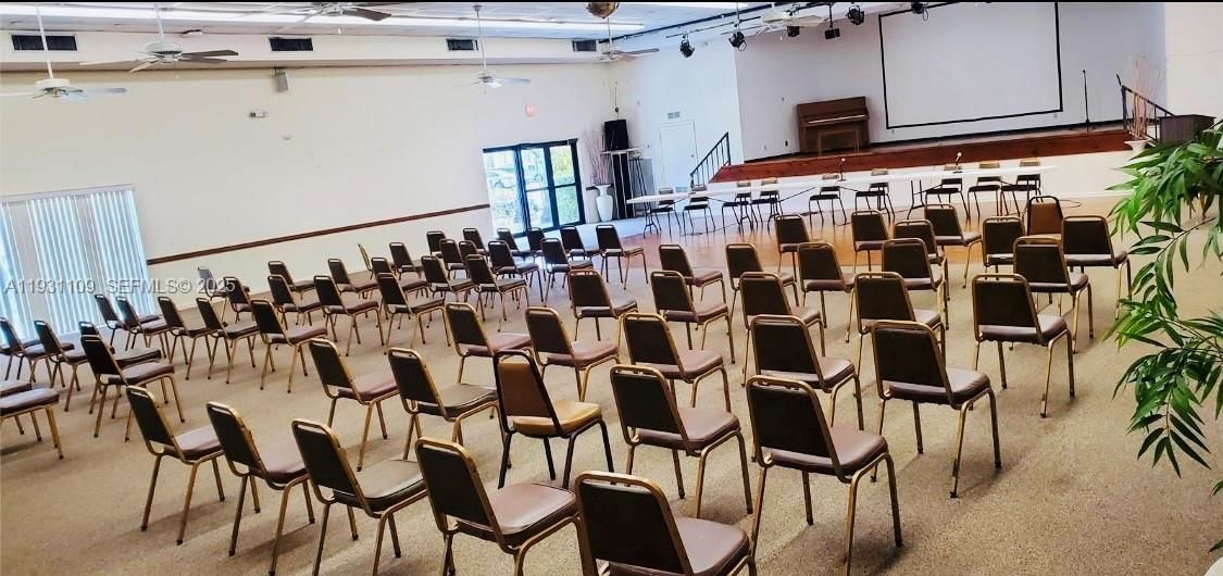 出租: $1,900 (2 贝兹, 2 浴室, 1000 平方英尺)