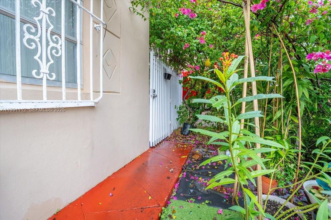 For Rent: $1,700 (1 beds, 1 baths, 1424 Square Feet)