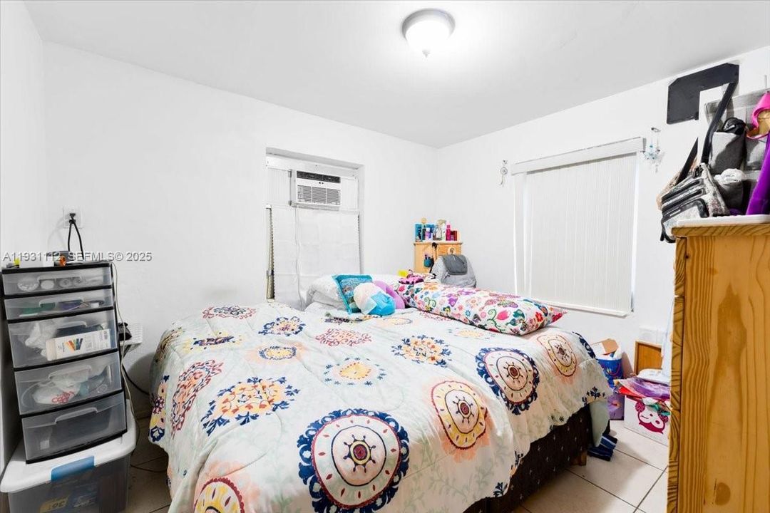 For Rent: $1,700 (1 beds, 1 baths, 1424 Square Feet)