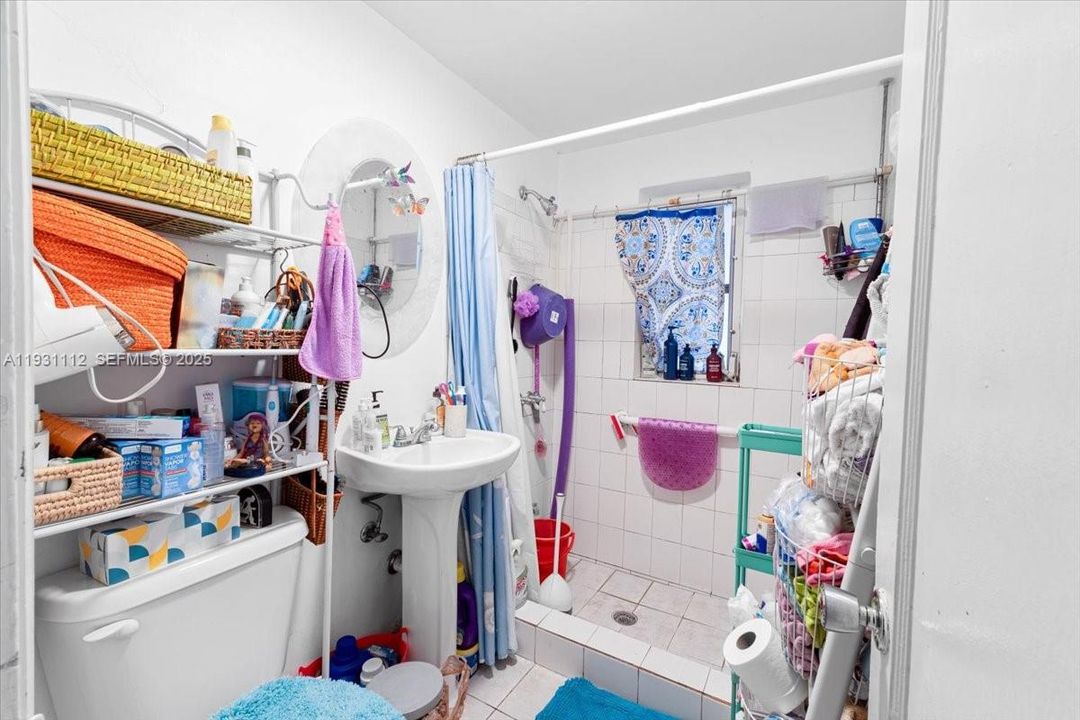 For Rent: $1,700 (1 beds, 1 baths, 1424 Square Feet)