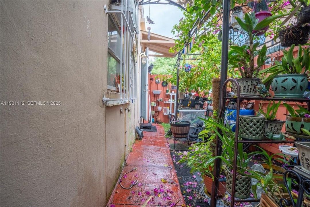 For Rent: $1,700 (1 beds, 1 baths, 1424 Square Feet)