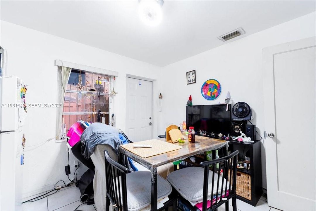 For Rent: $1,700 (1 beds, 1 baths, 1424 Square Feet)