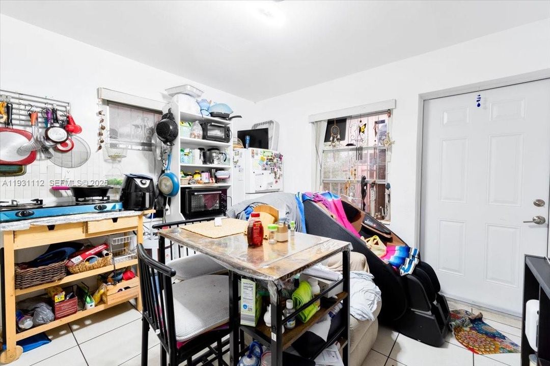 For Rent: $1,700 (1 beds, 1 baths, 1424 Square Feet)