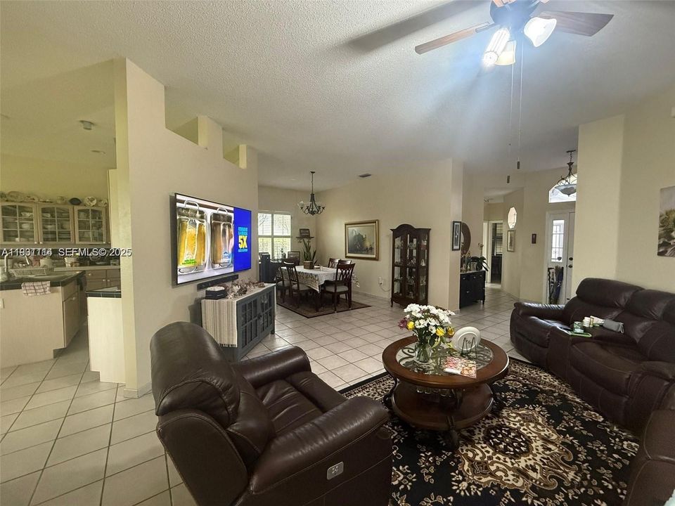 En Venta: $540,000 (4 camas, 2 baños, 1815 Pies cuadrados)