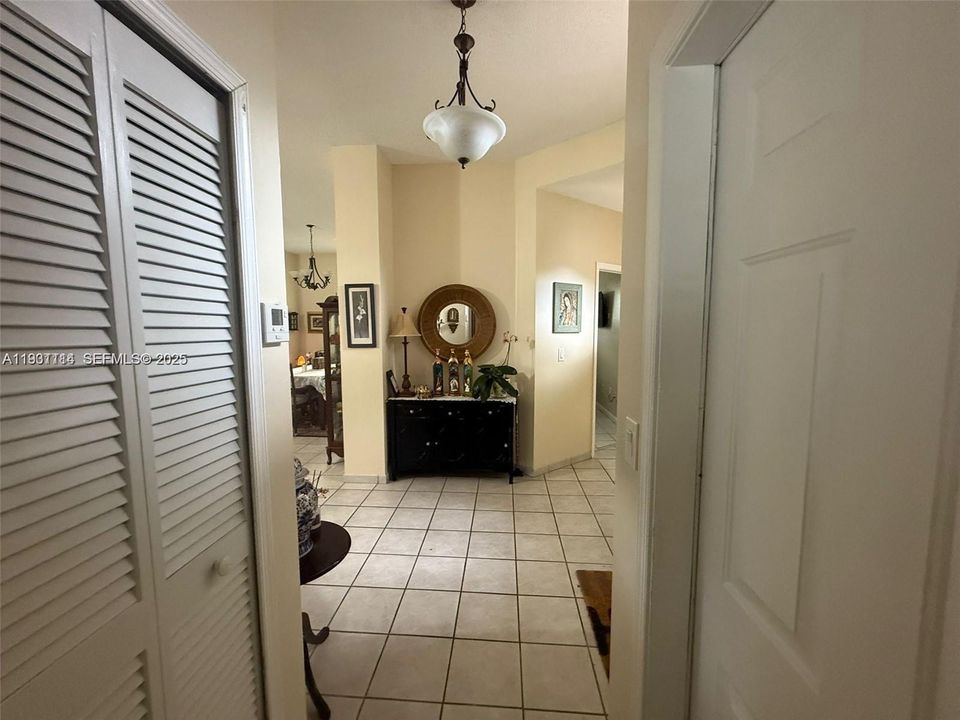 En Venta: $540,000 (4 camas, 2 baños, 1815 Pies cuadrados)