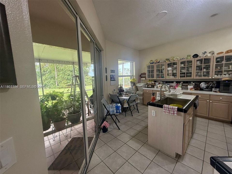 En Venta: $540,000 (4 camas, 2 baños, 1815 Pies cuadrados)