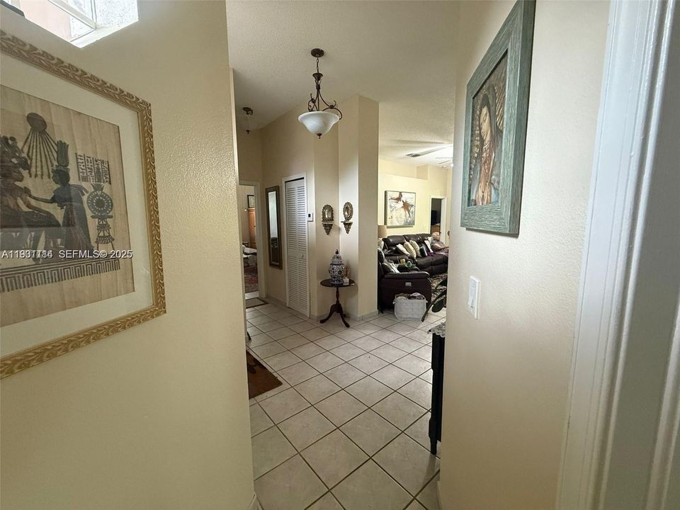 En Venta: $540,000 (4 camas, 2 baños, 1815 Pies cuadrados)