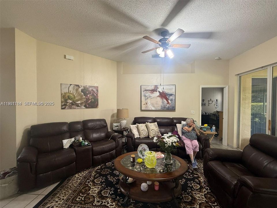 En Venta: $540,000 (4 camas, 2 baños, 1815 Pies cuadrados)