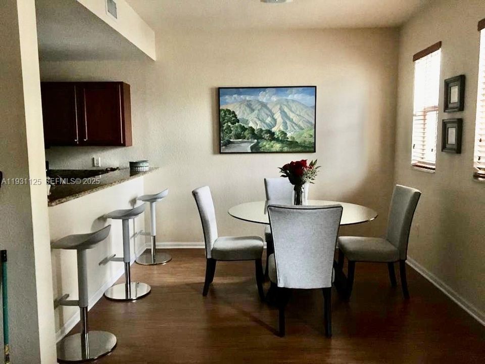 For Rent: $2,800 (3 beds, 2 baths, 1256 Square Feet)