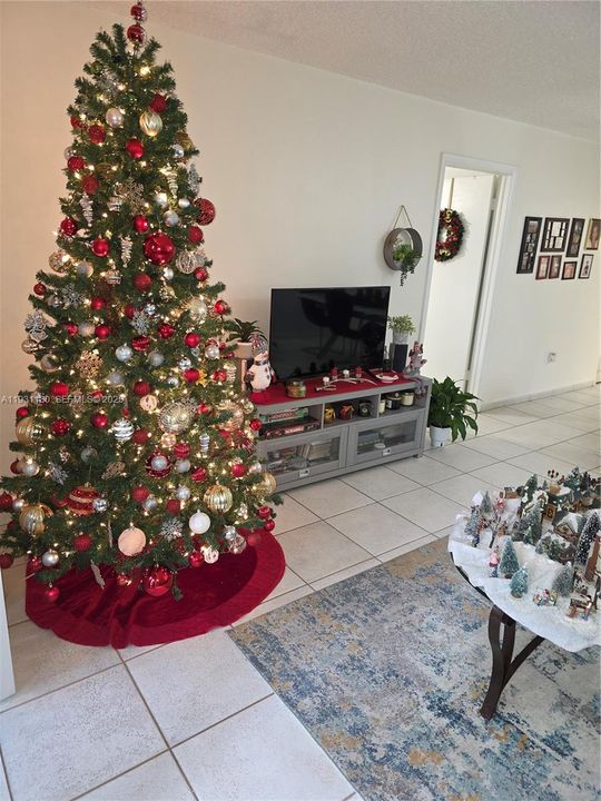 For Rent: $1,850 (1 beds, 1 baths, 705 Square Feet)