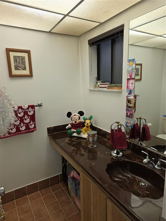 1/2 BATH FOR GUEST AT ENTRANCE OF UNIT