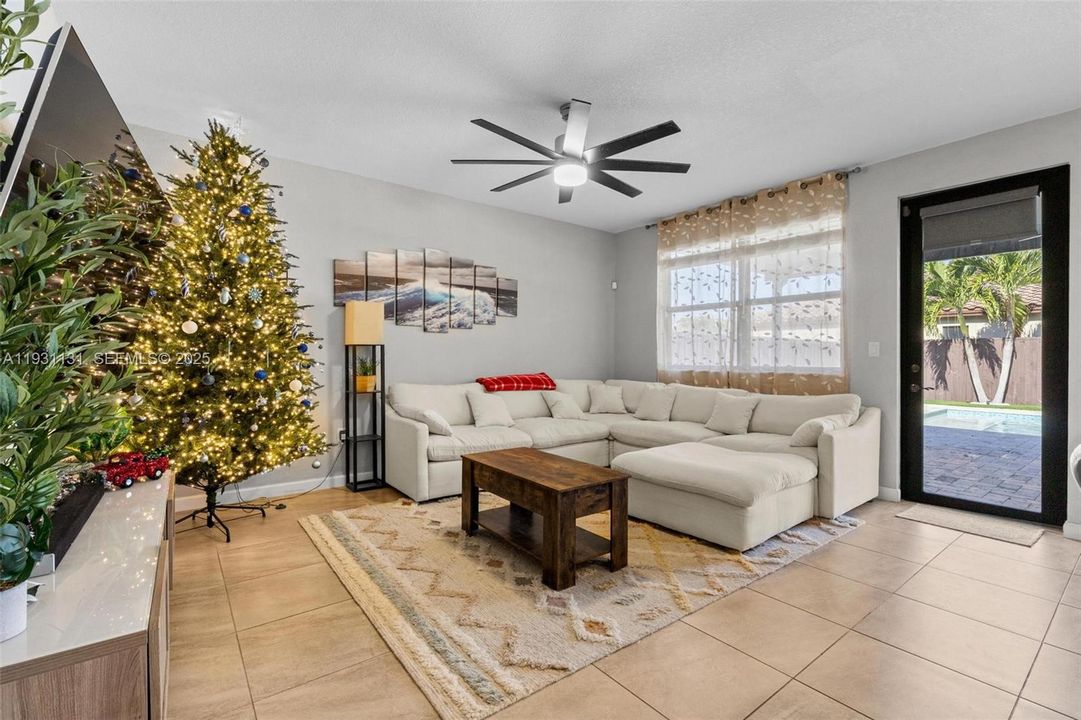 На продажу: $685,000 (4 спален, 2 ванн, 2720 Квадратных фут)