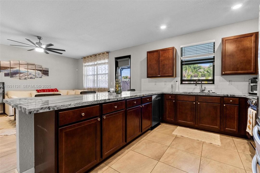 На продажу: $685,000 (4 спален, 2 ванн, 2720 Квадратных фут)