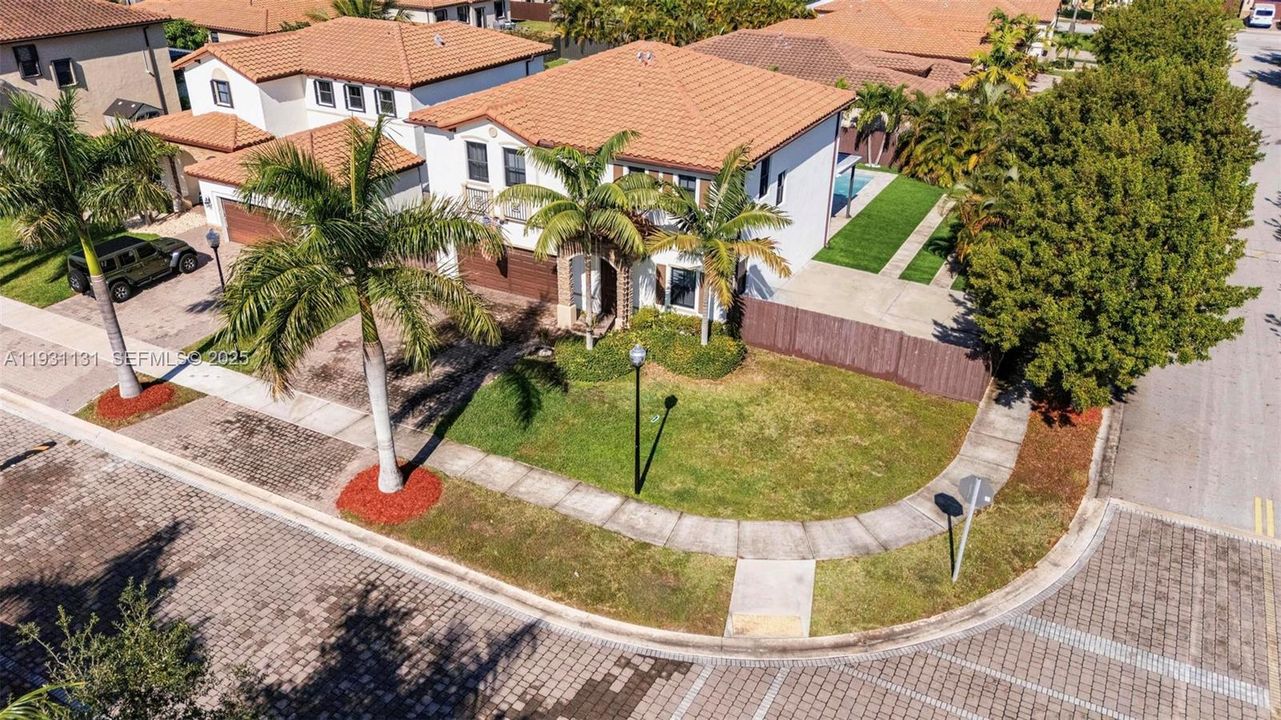 На продажу: $685,000 (4 спален, 2 ванн, 2720 Квадратных фут)