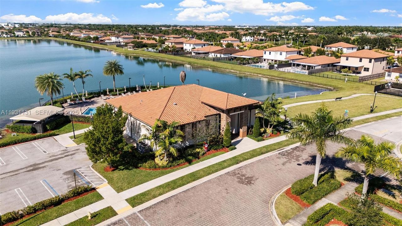 На продажу: $685,000 (4 спален, 2 ванн, 2720 Квадратных фут)