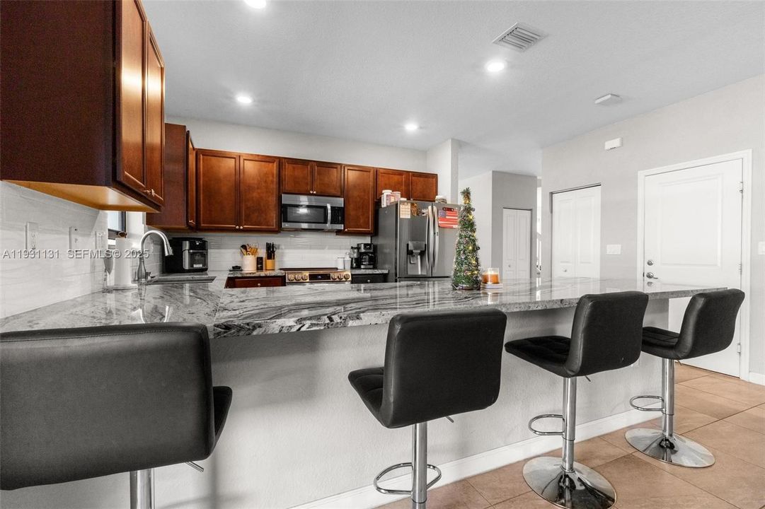 На продажу: $685,000 (4 спален, 2 ванн, 2720 Квадратных фут)