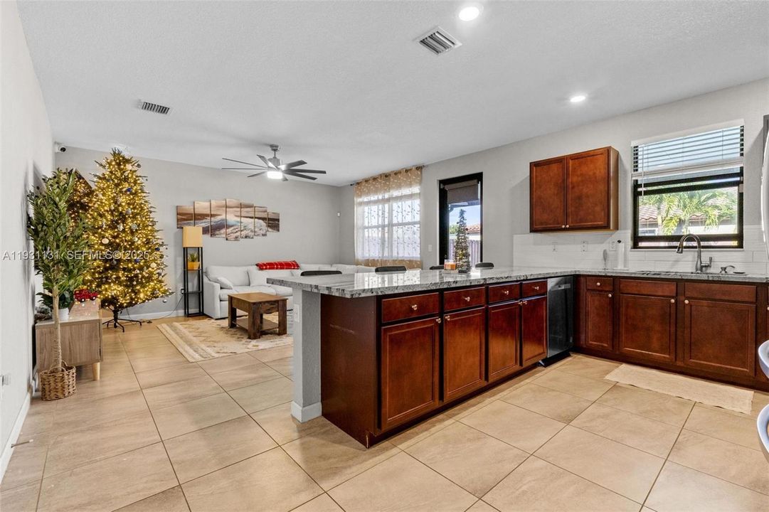 На продажу: $685,000 (4 спален, 2 ванн, 2720 Квадратных фут)