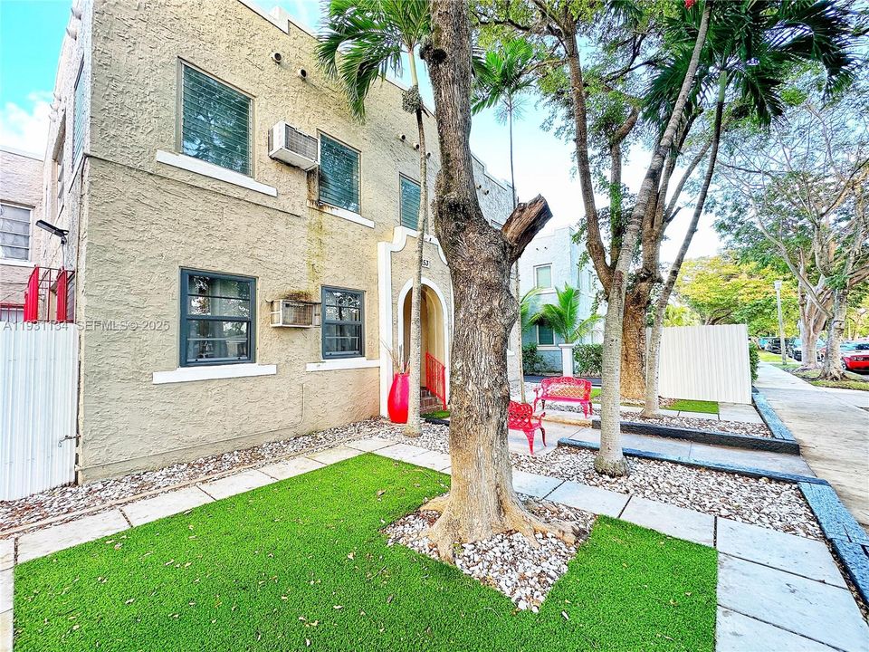 For Rent: $2,100 (1 beds, 1 baths, 800 Square Feet)