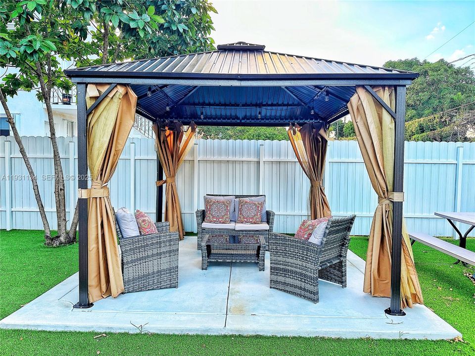 For Rent: $2,100 (1 beds, 1 baths, 800 Square Feet)