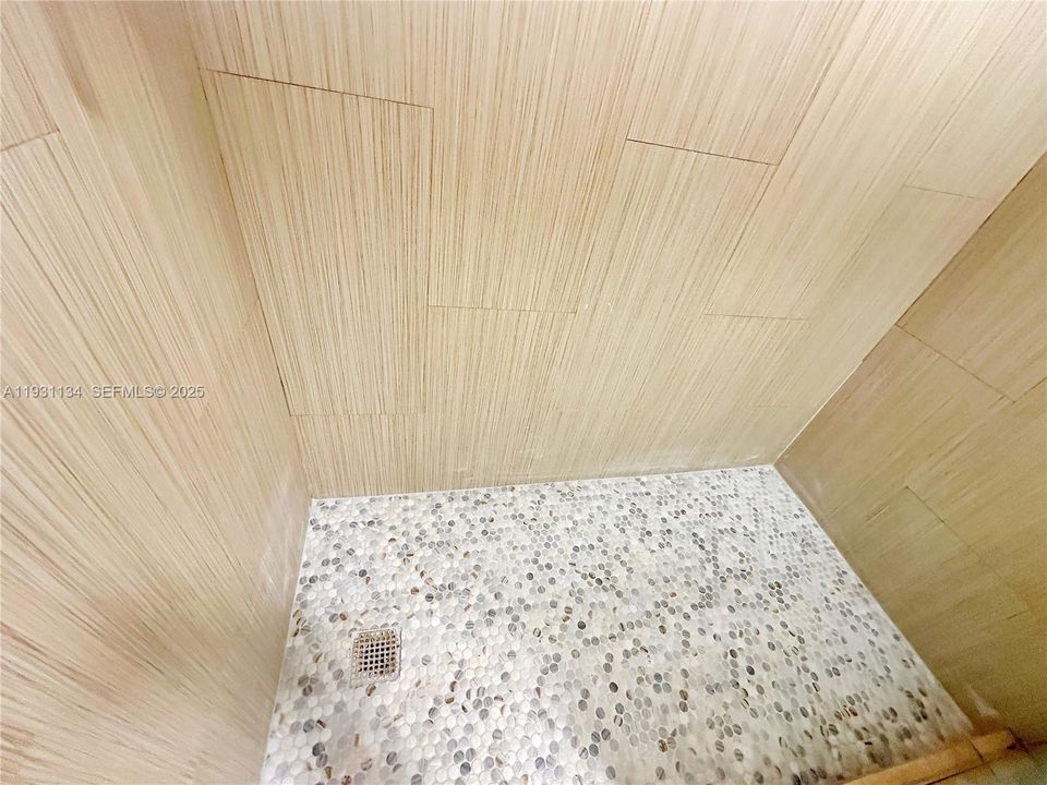 For Rent: $2,100 (1 beds, 1 baths, 800 Square Feet)