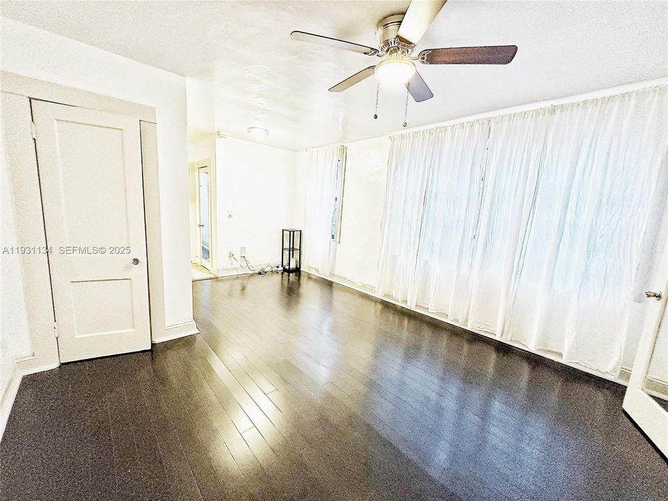 For Rent: $2,100 (1 beds, 1 baths, 800 Square Feet)