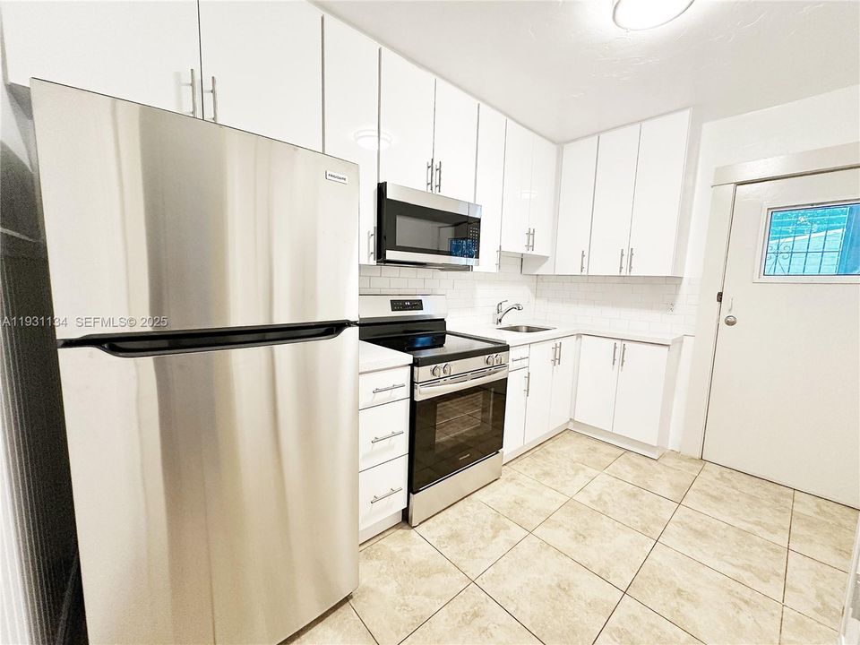 For Rent: $2,100 (1 beds, 1 baths, 800 Square Feet)