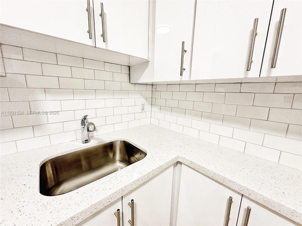 For Rent: $2,100 (1 beds, 1 baths, 800 Square Feet)