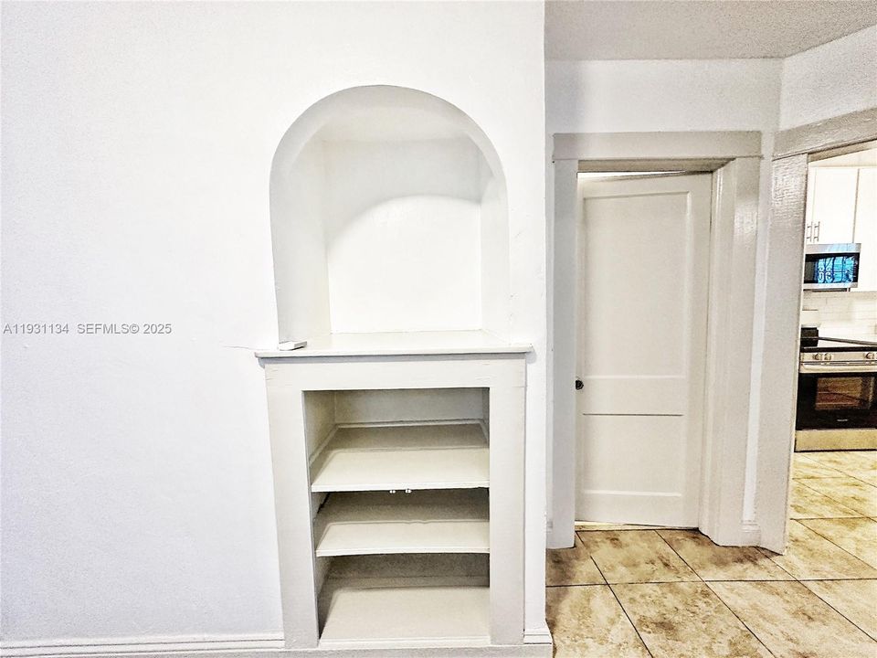 For Rent: $2,100 (1 beds, 1 baths, 800 Square Feet)