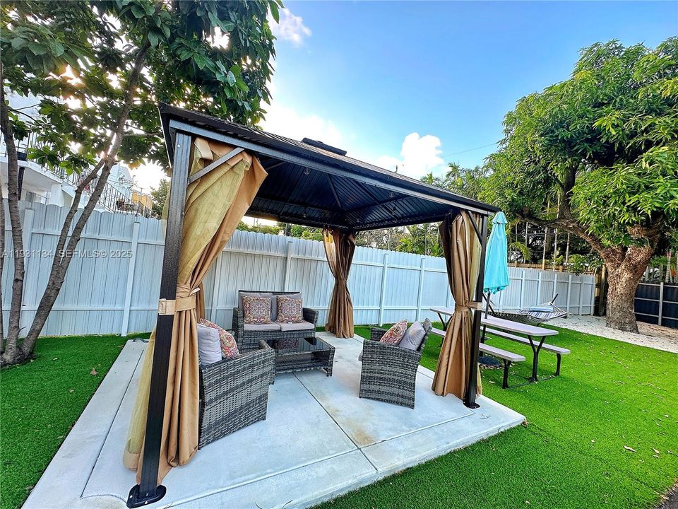 For Rent: $2,100 (1 beds, 1 baths, 800 Square Feet)