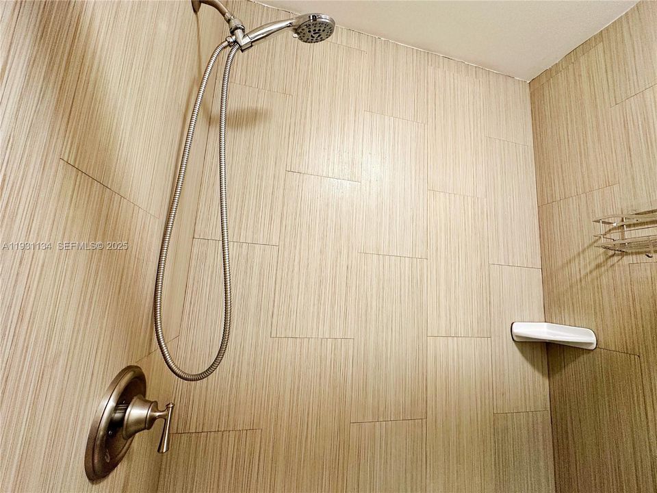 For Rent: $2,100 (1 beds, 1 baths, 800 Square Feet)