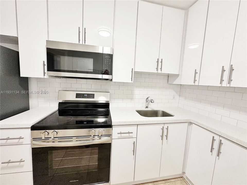For Rent: $2,100 (1 beds, 1 baths, 800 Square Feet)