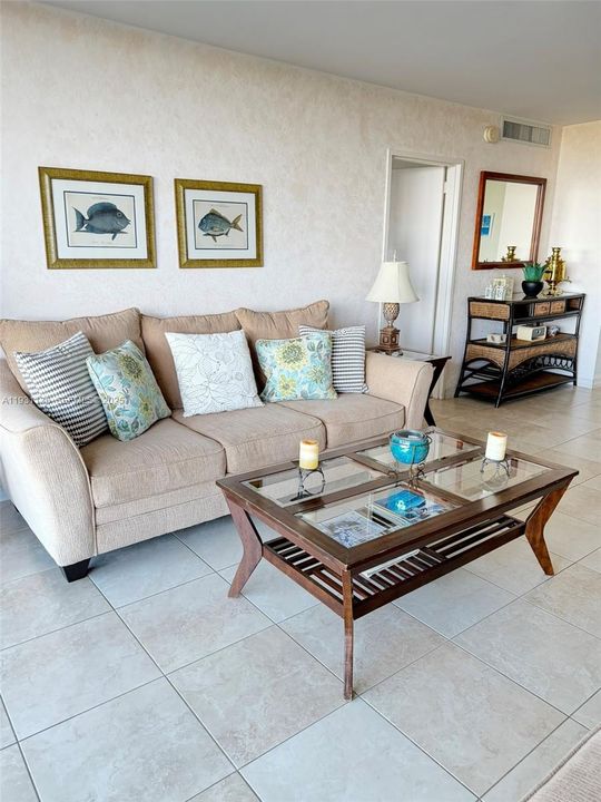 出租: $4,500 (2 贝兹, 2 浴室, 1030 平方英尺)