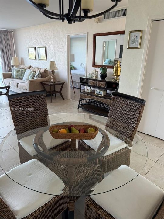 出租: $4,500 (2 贝兹, 2 浴室, 1030 平方英尺)