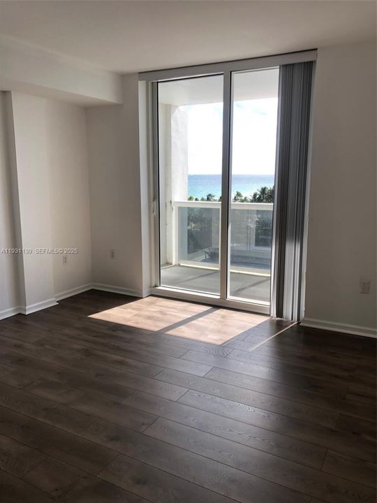 For Rent: $4,200 (1 beds, 1 baths, 896 Square Feet)