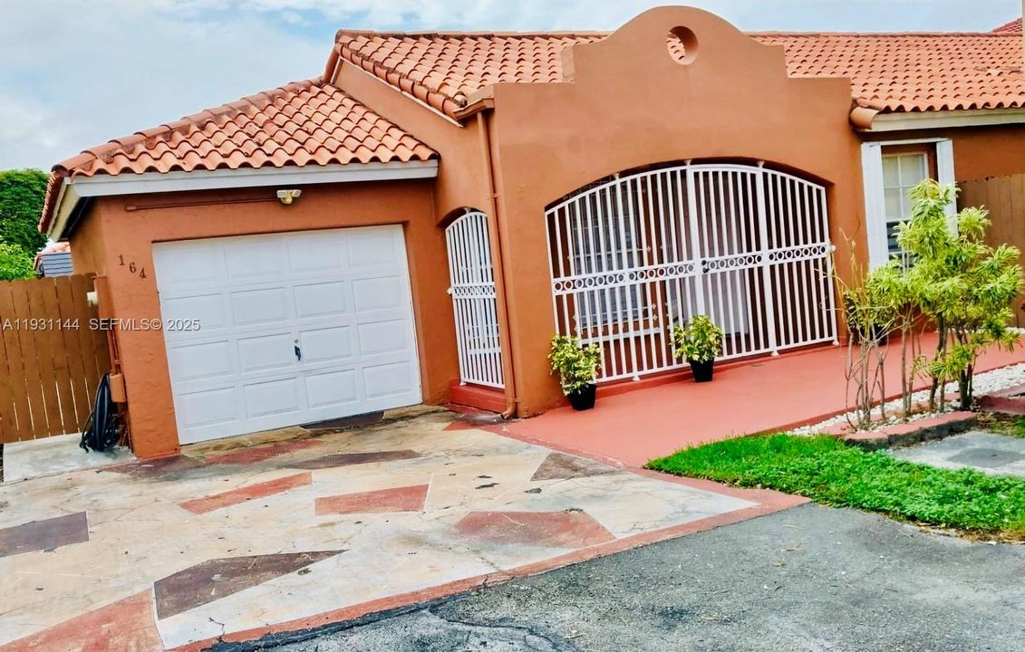 出租: $4,400 (4 贝兹, 3 浴室, 1225 平方英尺)