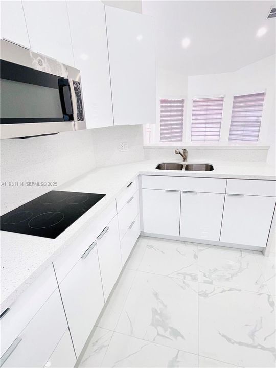 出租: $4,400 (4 贝兹, 3 浴室, 1225 平方英尺)