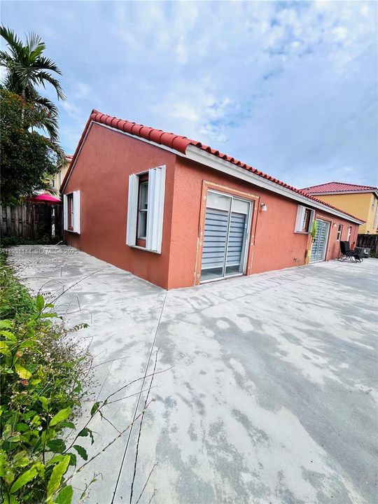 出租: $4,400 (4 贝兹, 3 浴室, 1225 平方英尺)