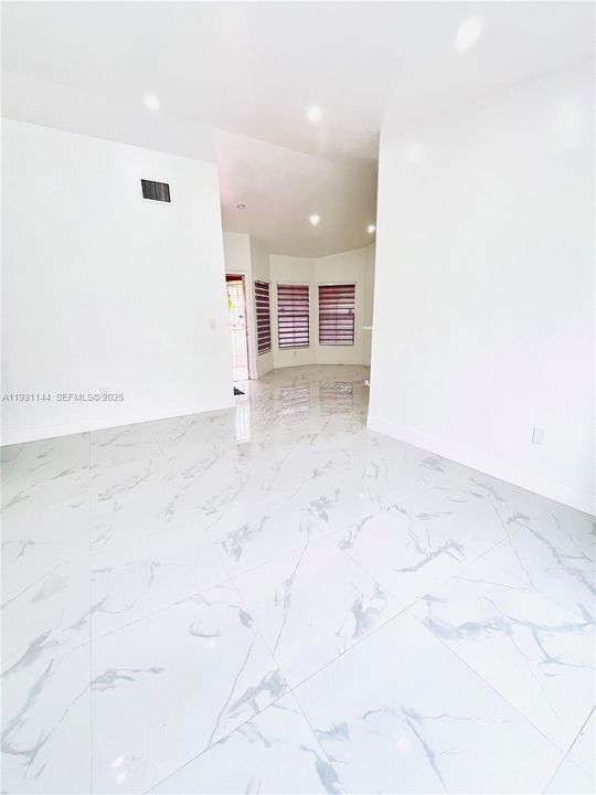 出租: $4,400 (4 贝兹, 3 浴室, 1225 平方英尺)