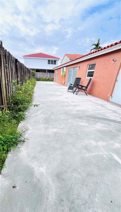 出租: $4,400 (4 贝兹, 3 浴室, 1225 平方英尺)