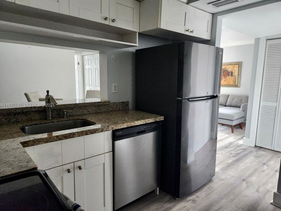 В аренду: $2,400 (2 спален, 2 ванн, 898 Квадратных фут)