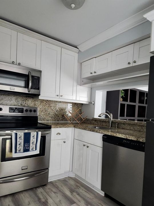 В аренду: $2,400 (2 спален, 2 ванн, 898 Квадратных фут)