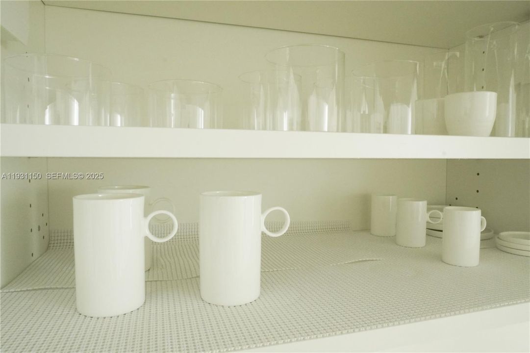 For Sale: $420,000 (1 beds, 1 baths, 903 Square Feet)