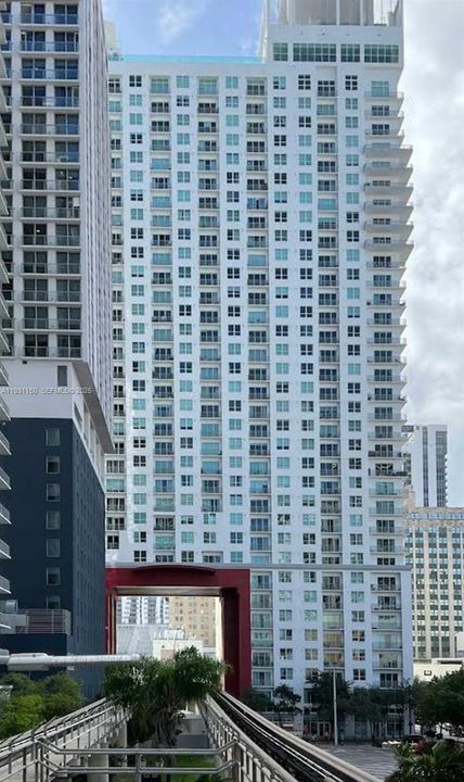 For Sale: $420,000 (1 beds, 1 baths, 903 Square Feet)