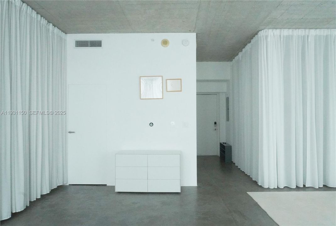 For Sale: $420,000 (1 beds, 1 baths, 903 Square Feet)