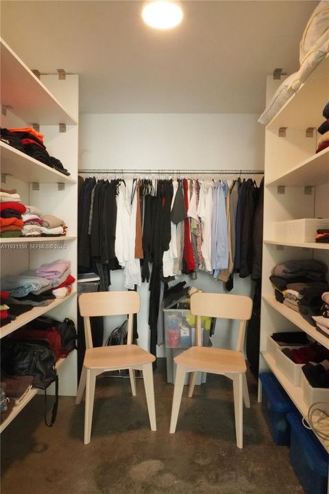 For Sale: $420,000 (1 beds, 1 baths, 903 Square Feet)