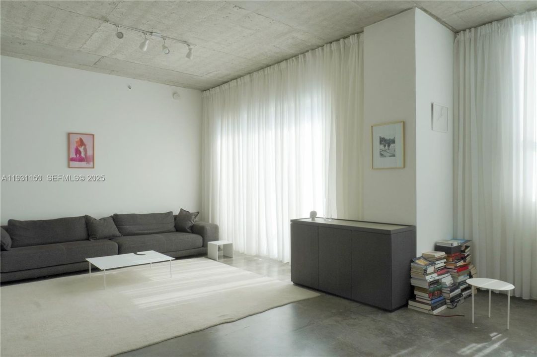 For Sale: $420,000 (1 beds, 1 baths, 903 Square Feet)