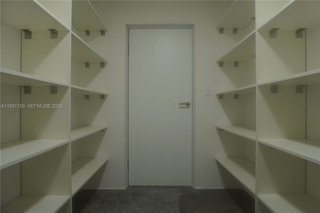 For Sale: $420,000 (1 beds, 1 baths, 903 Square Feet)