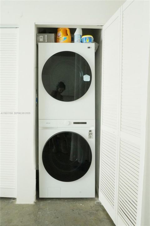 For Sale: $420,000 (1 beds, 1 baths, 903 Square Feet)